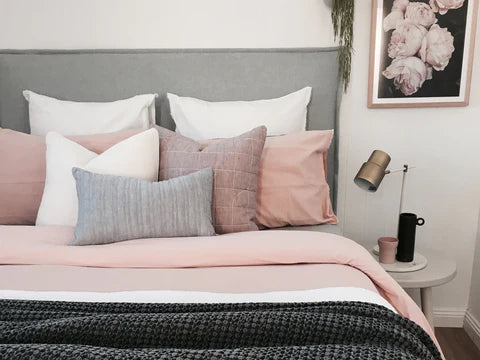 Conoce cómo decorar y colocar cojines en tu cama