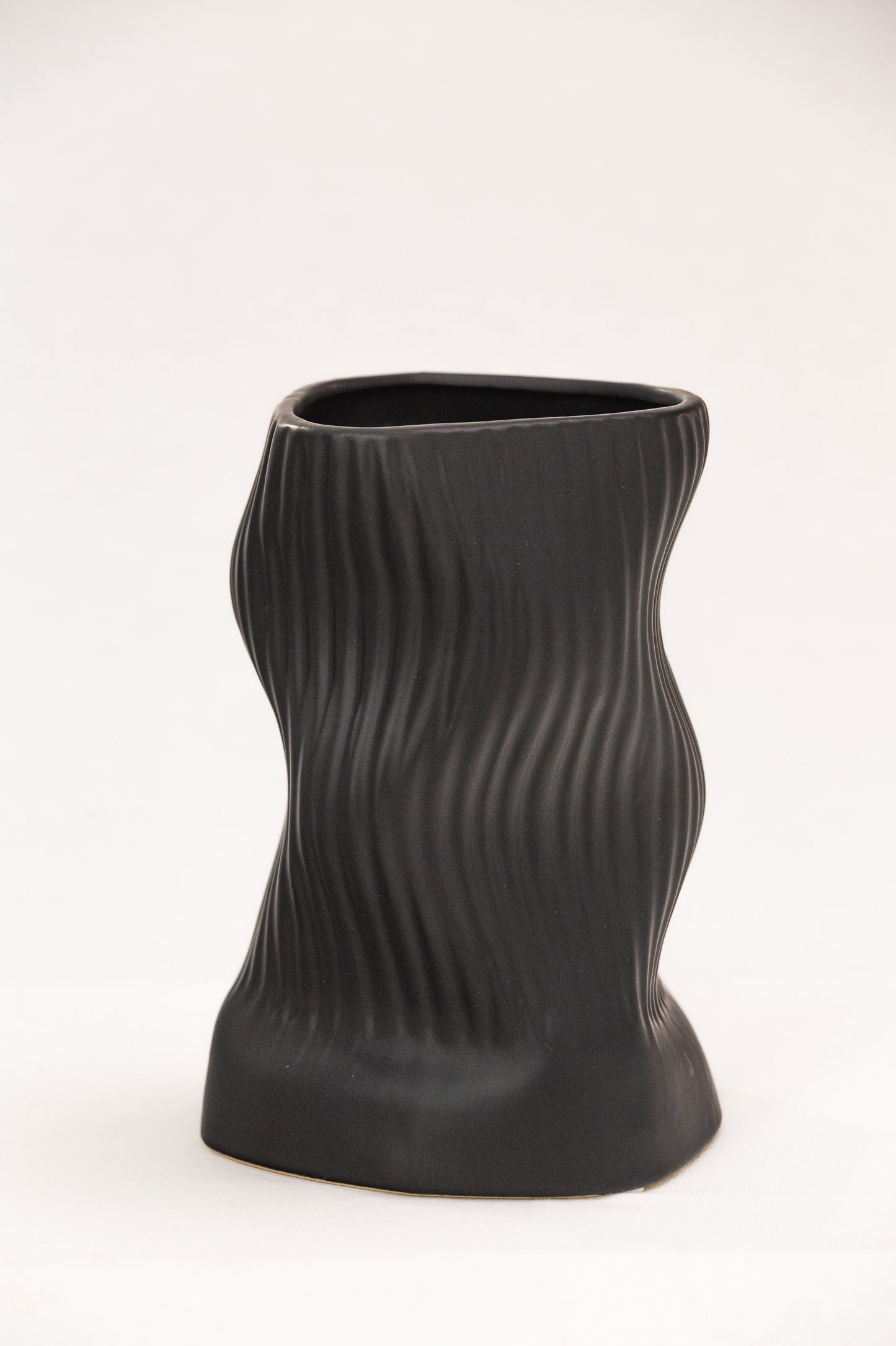 THE WAVY VASE