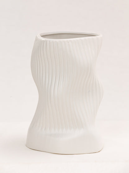 THE WAVY VASE