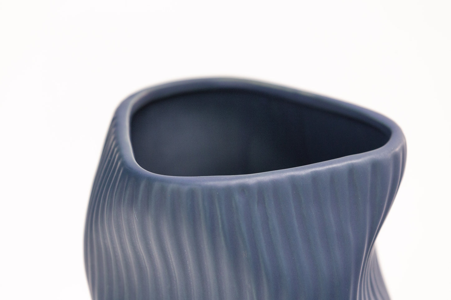 THE WAVY VASE