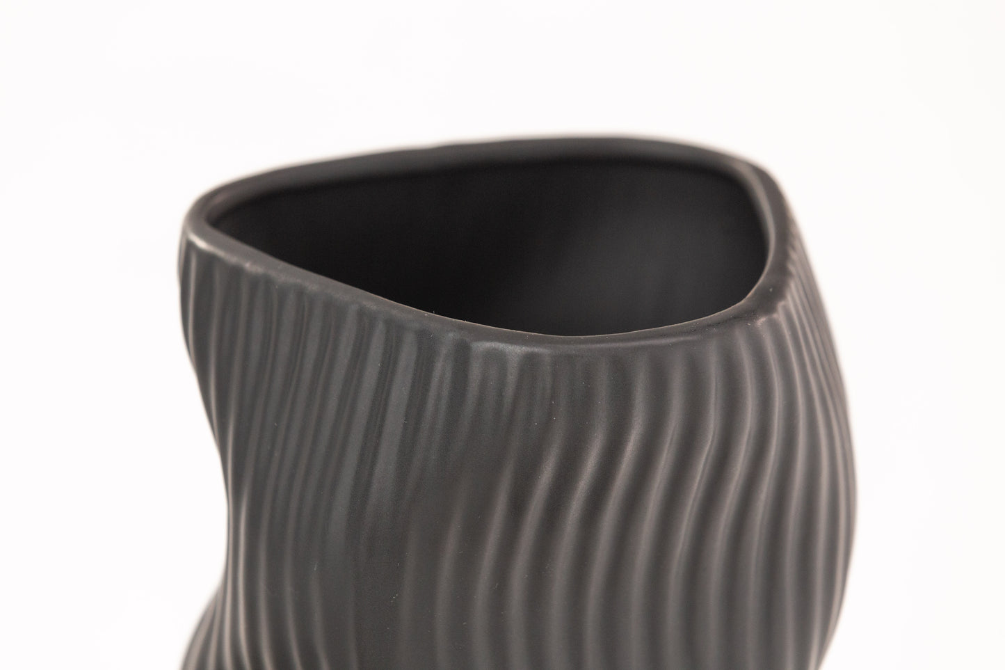THE WAVY VASE